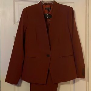 Rist colored two piece suit. Featuring high waisted Tailored pants. Gorgeous!